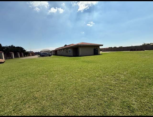 2 BEDROOM TOWNHOUSE FOR SALE IN VANDERBIJLPARK CW 5